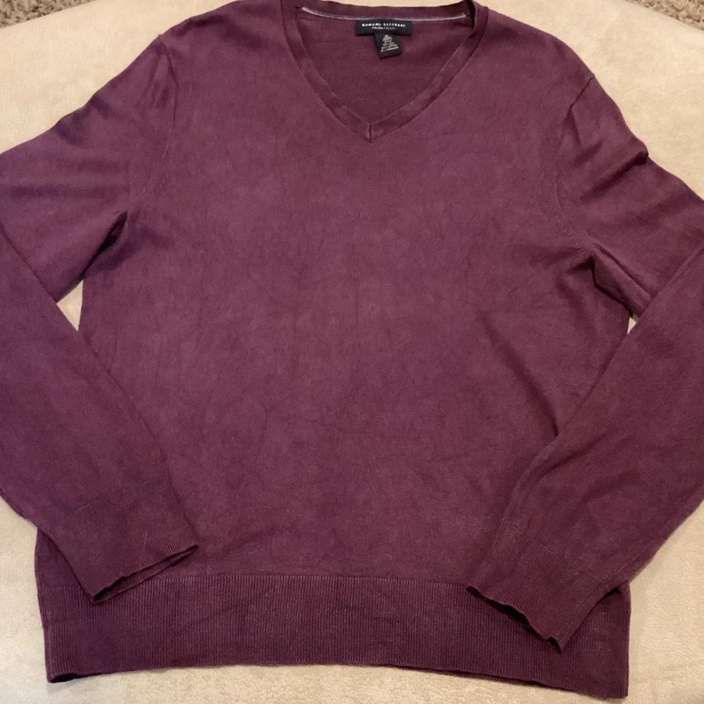 Banana Republic Luxury Blend Men's Medium Burgundy V-neck sweater, Silk/Cashmere